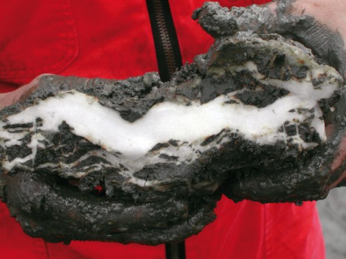 米・オレゴン州の海岸付近の海底から調査発掘されたメタンハイドレート