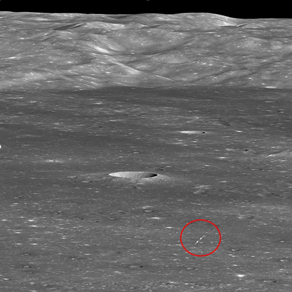 写真）無人探査機「嫦娥（じょうが）４号」着陸地点（赤丸の中の矢印の部分）