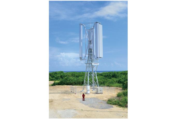 写真）　株式会社チャレナジーが開発した垂直軸型マグナス式風力発電機（風洞試験機）/平面衛星アンテナ
