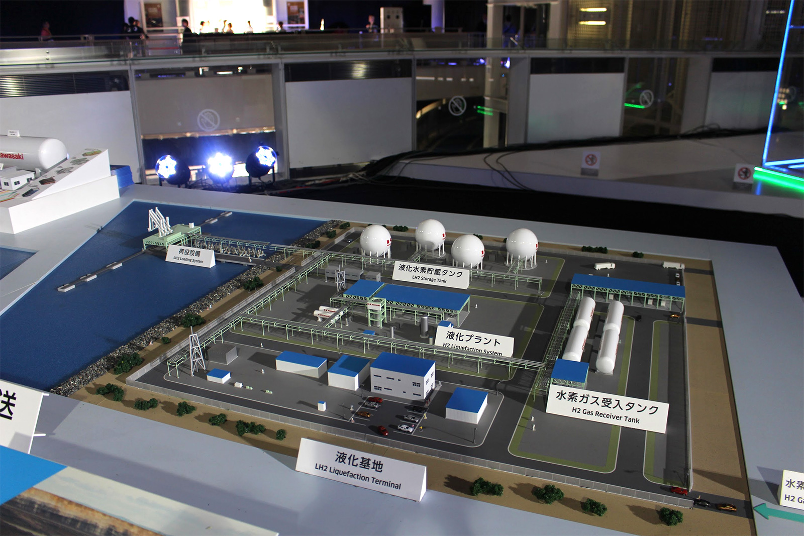 写真）川崎重工業株式会社　水素エネルギーサプライチェーン縮尺模型
