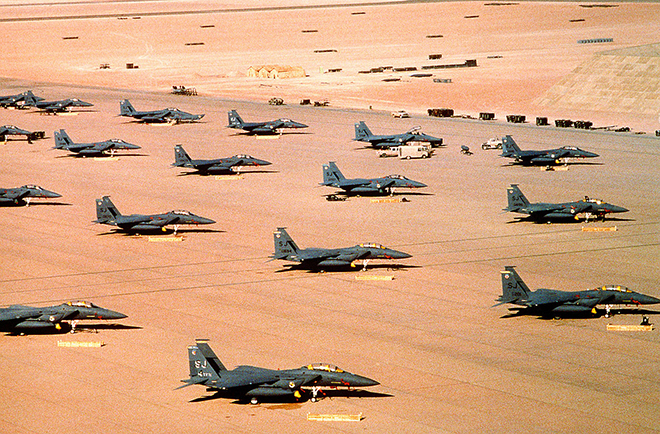 （写真2）砂漠の盾作戦の最中に活動する米国空軍のF-15E戦闘爆撃機