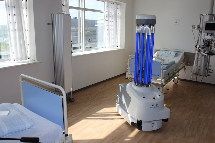 写真）病室内を紫外線で消毒するロボット