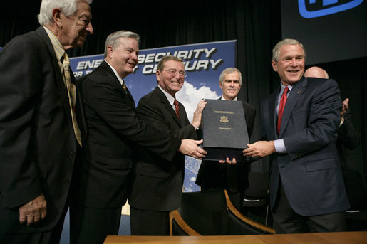 写真7：2005年米国の原子炉建設を促進するために設計されたエネルギー政策法にサインしたジョージW.ブッシュ