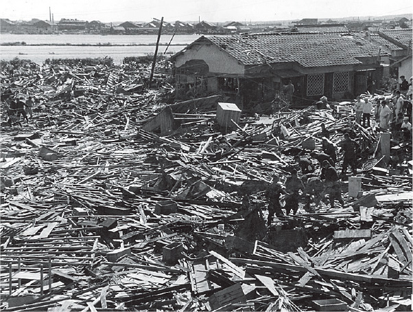 写真）伊勢湾台風　高潮と暴風により倒壊した家屋（愛知県半田市）