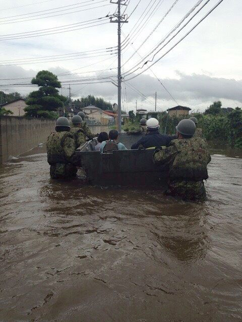 写真）平成27年9月関東・東北豪雨における自衛隊の救助活動の様子