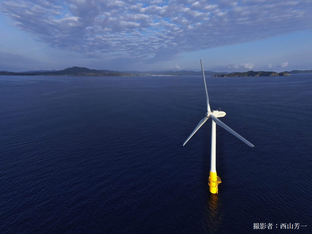 写真）運転中の「崎山沖2MW浮体式洋上風力発所」。所有者：五島市。運転管理者：五島フローティングウィンドパワー合同会社。2016年3月より日本で初めての浮体式洋上風力発電所として実用化し運転を開始。定格出力2000kwの風車１基、福江島崎山漁港沖約5kmの海上に浮かぶ。