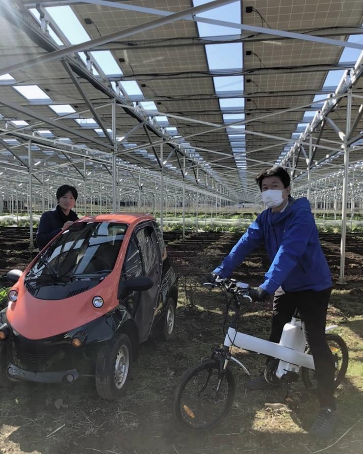 写真）「千葉市大木戸アグリ・エナジー１号機」敷地内でのソーラーシェアリングと蓄電池により走る電動自転車