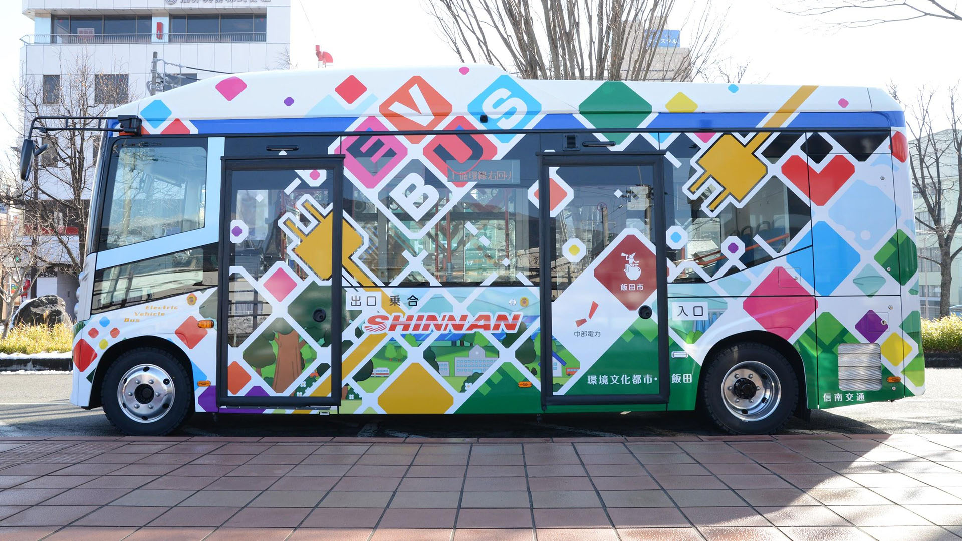 写真）　飯田市内を巡回するEVバス