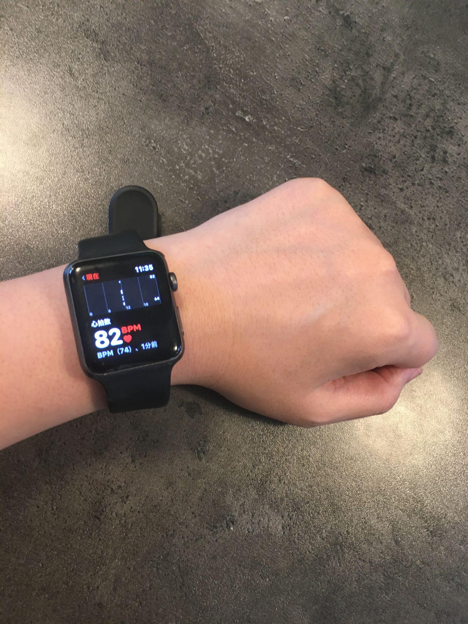 写真）Apple Watchを使用して心拍数を図る様子