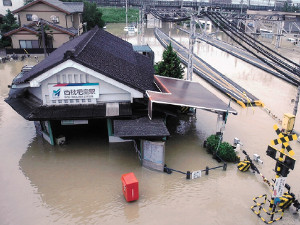 写真)　水没する名鉄 西枇杷島駅