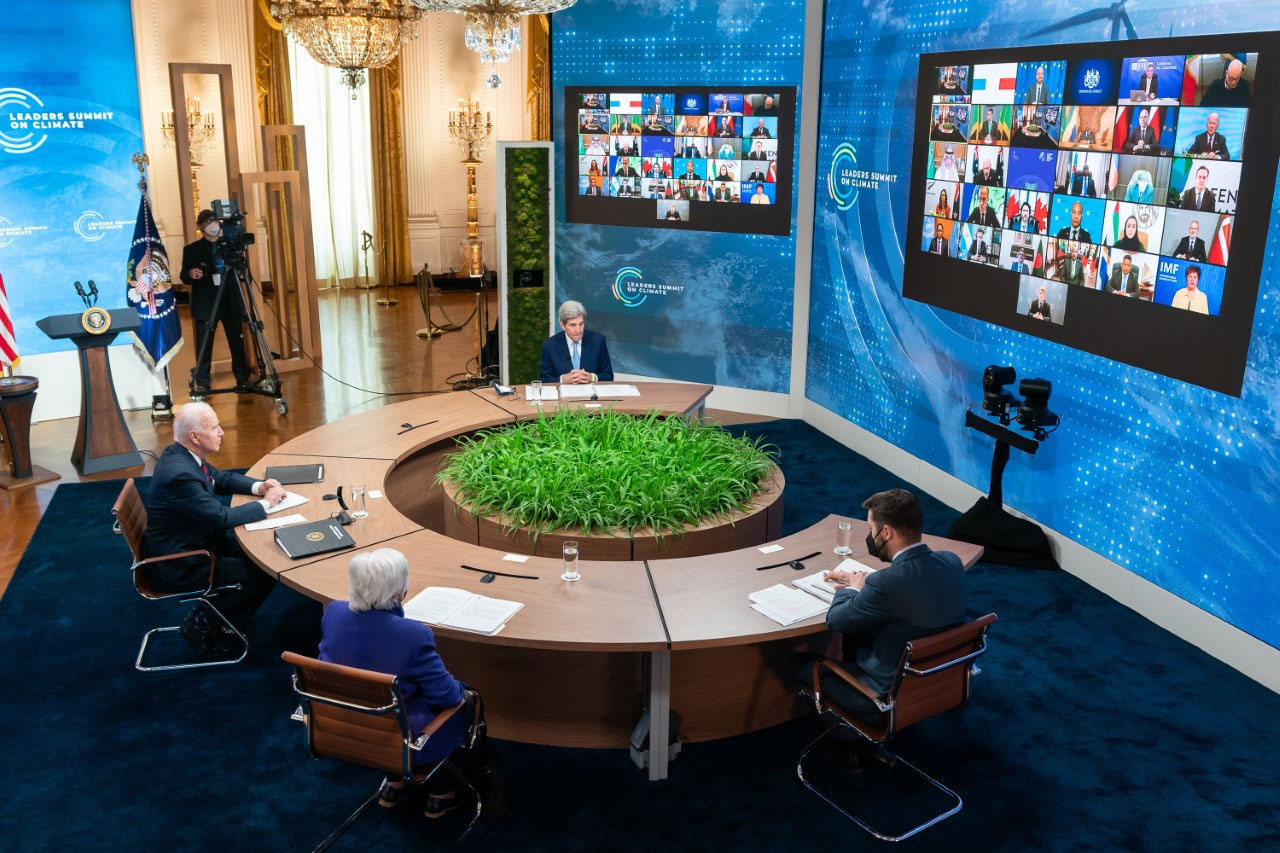 写真）気候サミットで各国首脳とオンライン会議を行うバイデン米大統領