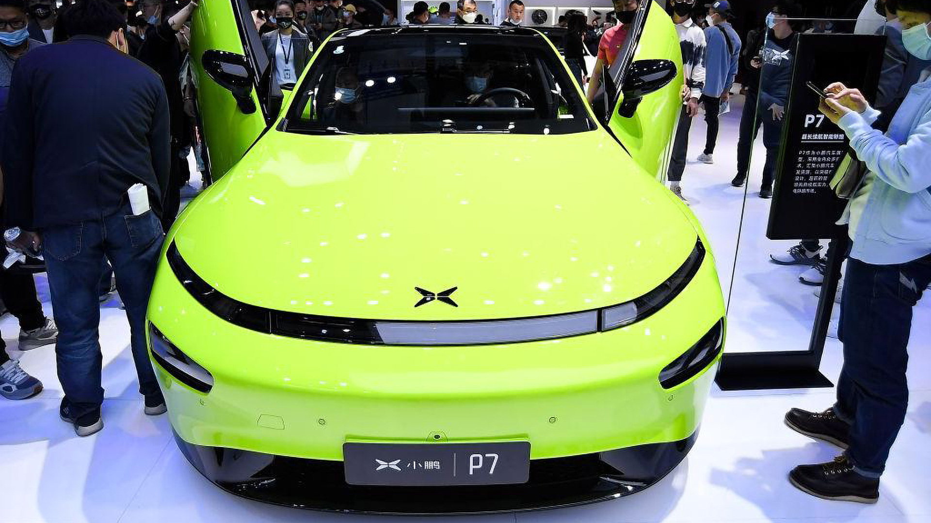 写真）上海モーターショーで公開されたXpeng P7　2021年4月21日中国・上海