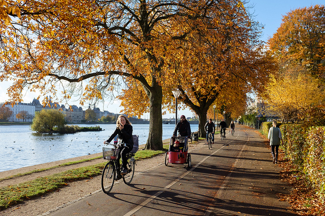 サイクリングを楽しむコペンハーゲン市民