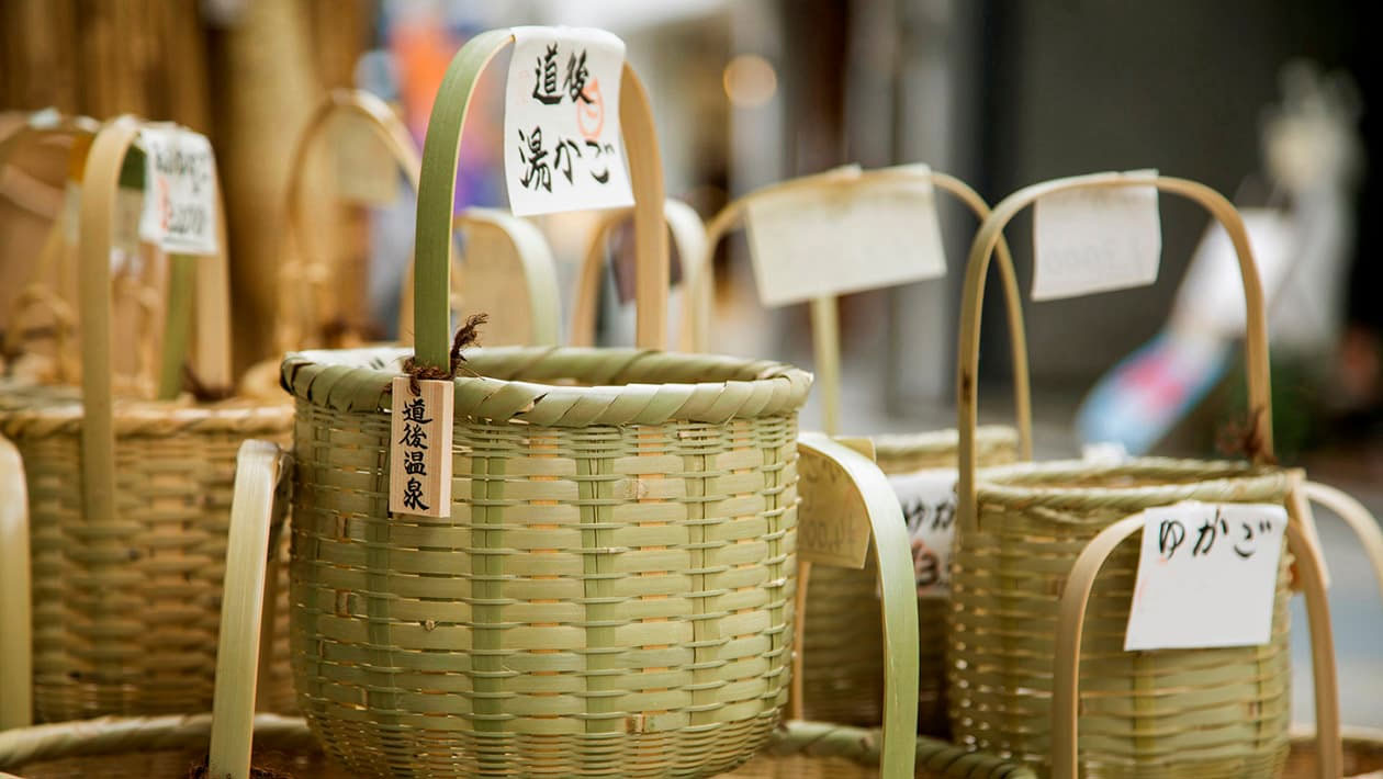 写真) 伝統的な竹細工で有名な松山市の竹製品
