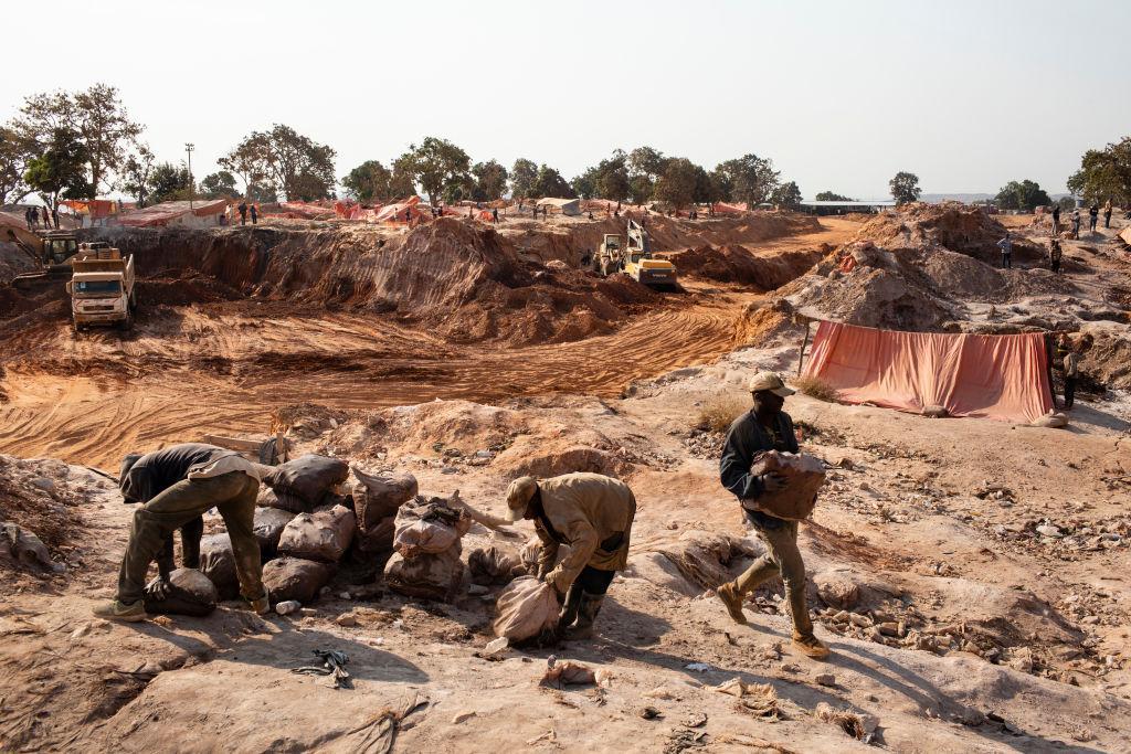 写真) コンゴ民主共和国のコバルト鉱山で作業する労働者　2018年7月13日
