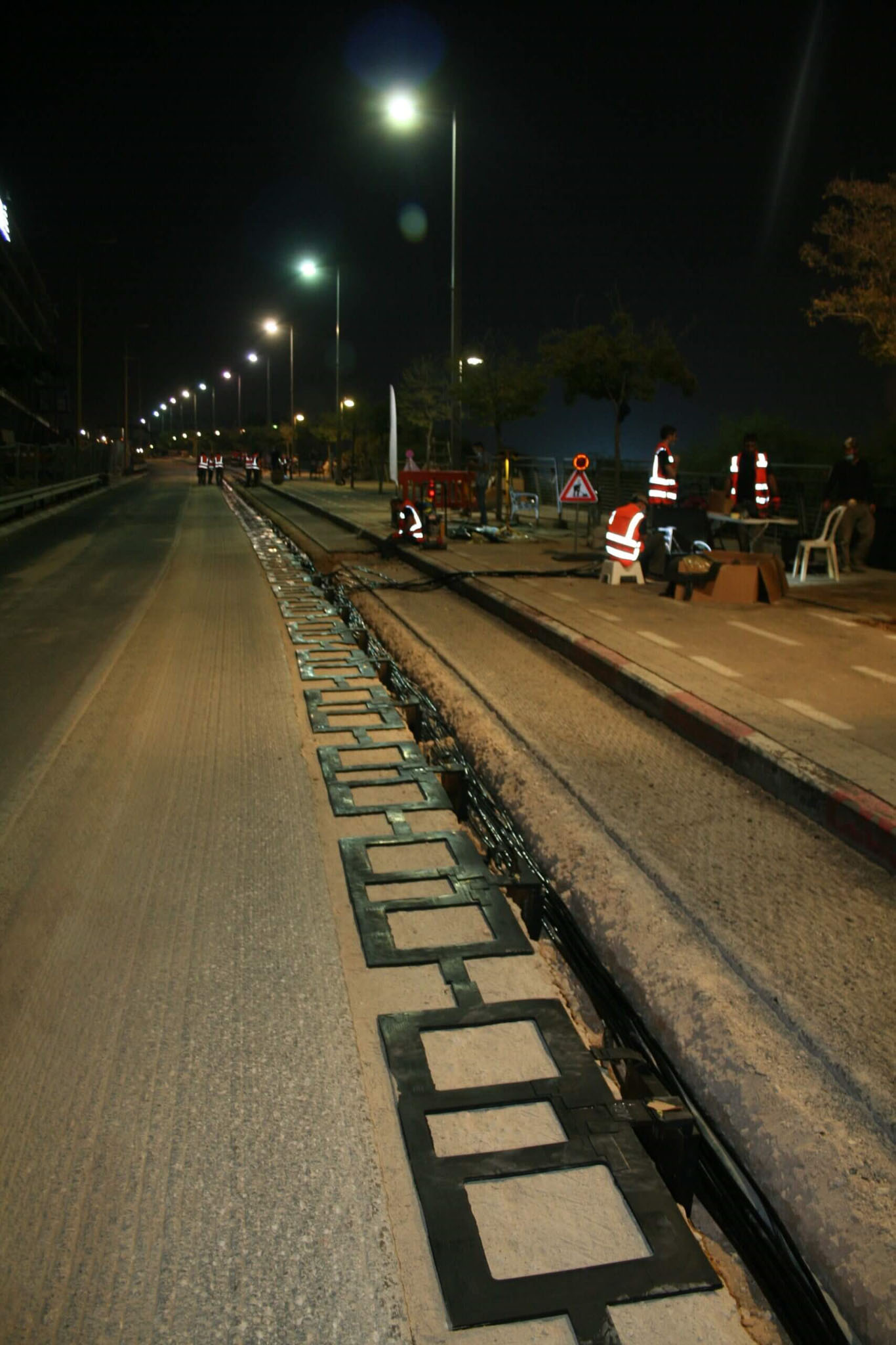 写真）給電コイルを道路に埋設する現場　イスラエル　テルアビブ