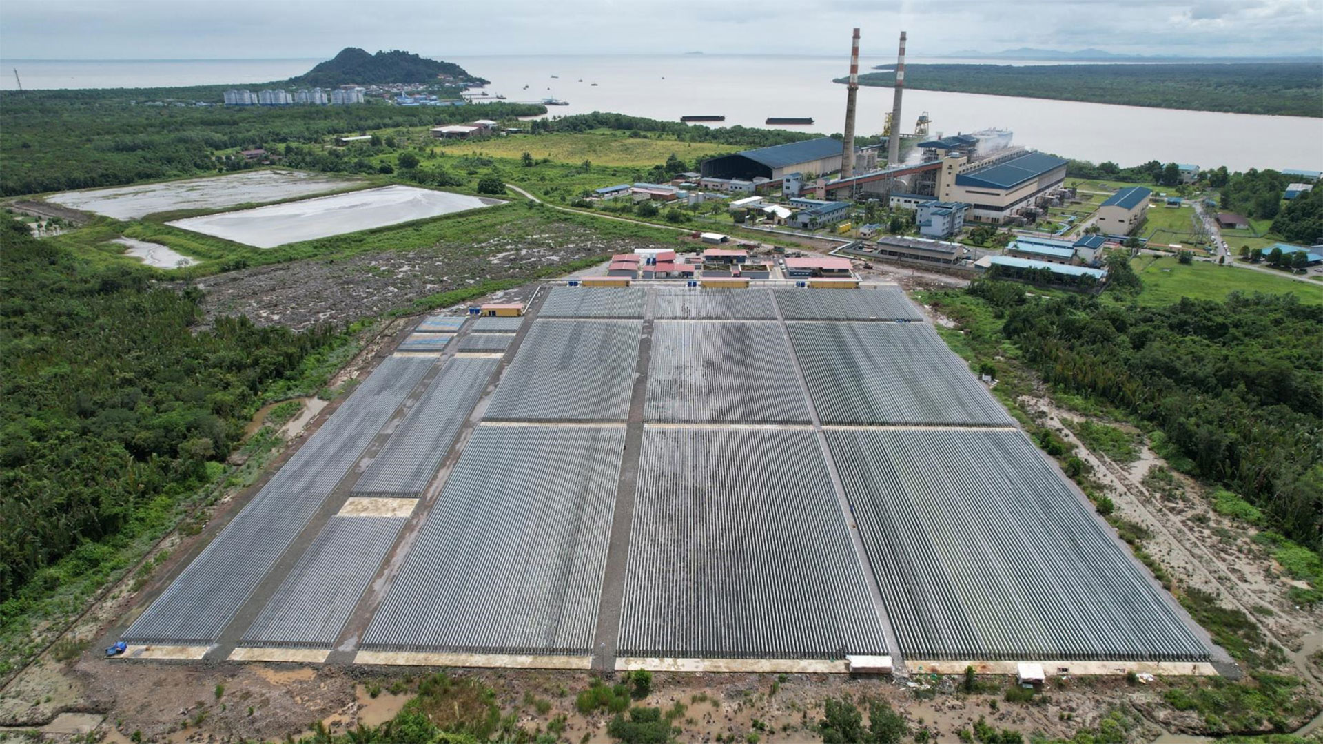 写真）新エネルギー・産業技術総合開発機構（NEDO）事業 プロジェクト５ha藻類生産設備 マレーシア　サラワク州