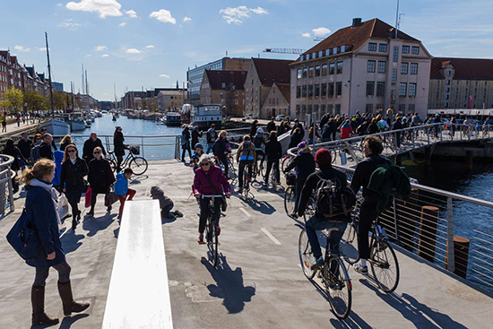 写真2：自転車で移動するコペンハーゲン市民