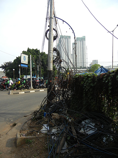 写真2：ジャカルタ市内の電線 混線状態で盗電は日常