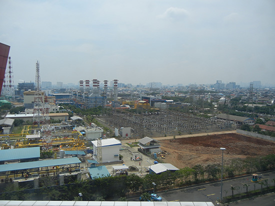 写真7：ジャカルタ北部ムアラカランで建設中の天然ガスコンバインドサイクル火力発電所（手前）