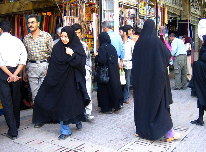 写真）チャドルに身を包むイラン人女性（イラン・シラズ）