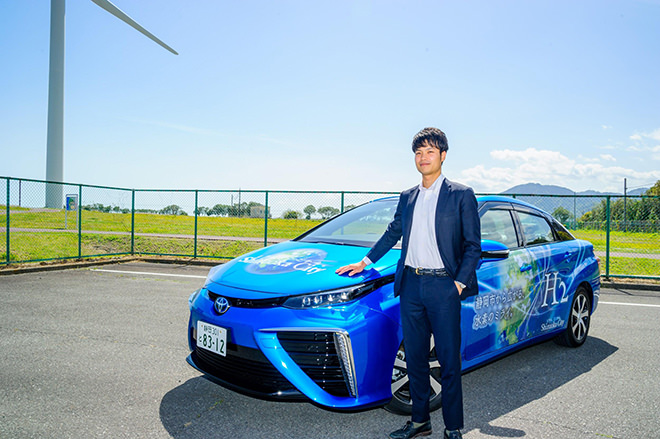 写真）静岡市役所環境局環境創造課 石川貴之さんと燃料電池自動車