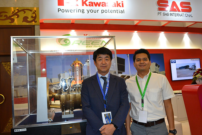 写真）KGA高橋滋セールスディレクター（左）とインドネシア人スタッフ