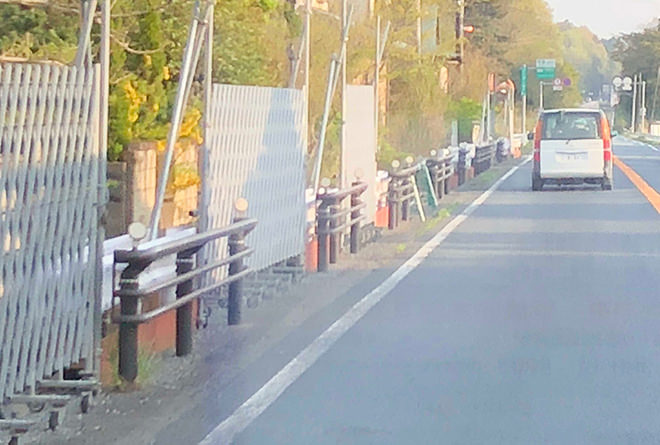 写真）国道6号線 JR東日本常磐線富岡駅から福島第一原子力発電所へ向かう国道6号線に面した民家の入り口は金属製の柵で封鎖されている。