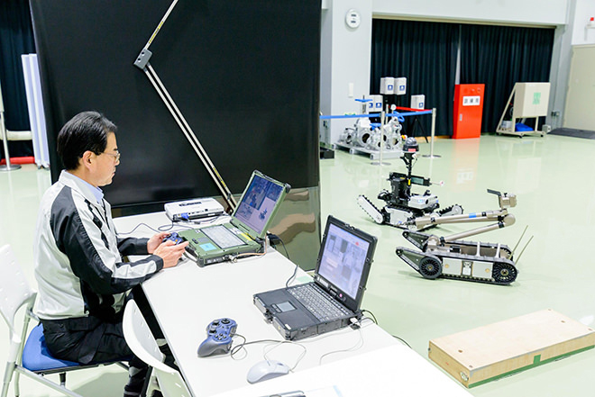 写真）ロボット操作のデモンストレーション（美浜原子力緊急事態支援センター）
