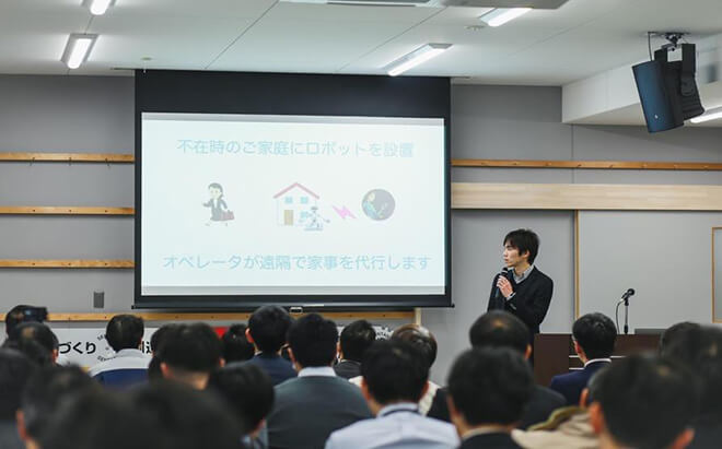 写真）プレゼンテーションするMira Robotics株式会社 松井健代表取締役CEO