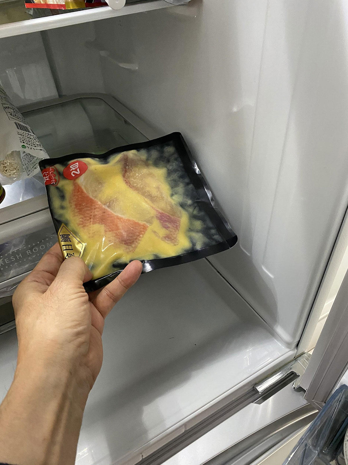写真）冷凍魚の切り身を冷蔵庫内で解凍（イメージ）