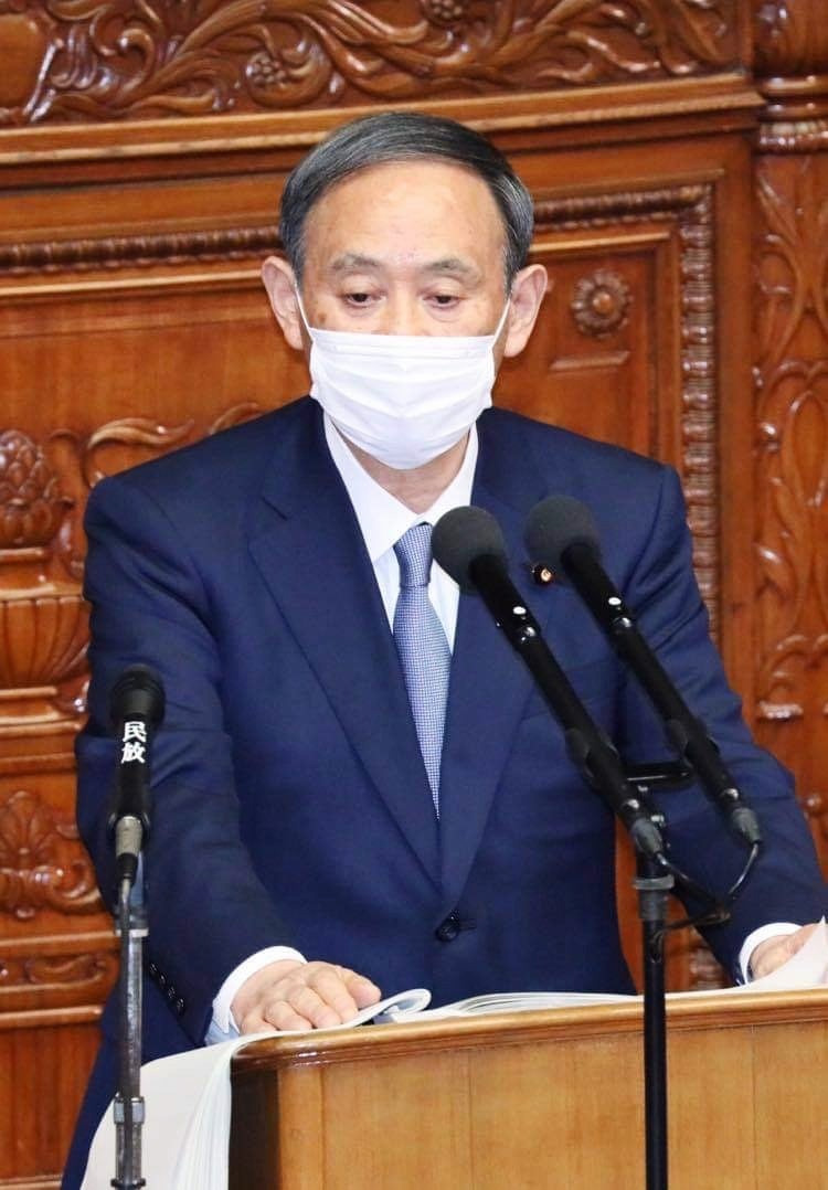 写真）国会で所信表明演説を行う菅首相