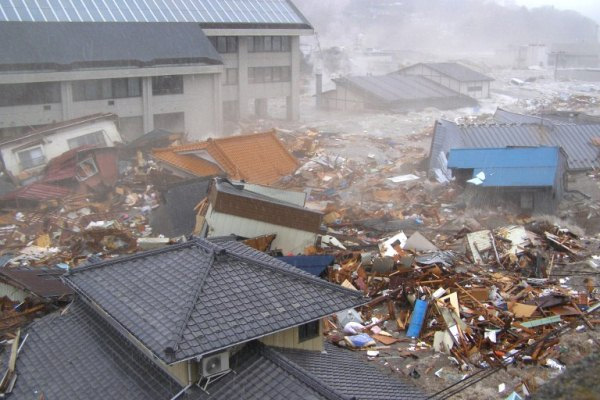 写真）東日本大震災時、女川町を襲った大津波