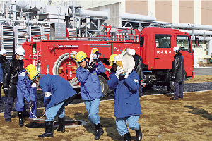 写真）代替注水車（可搬式ポンプ）や消防車を使った水源確保訓練