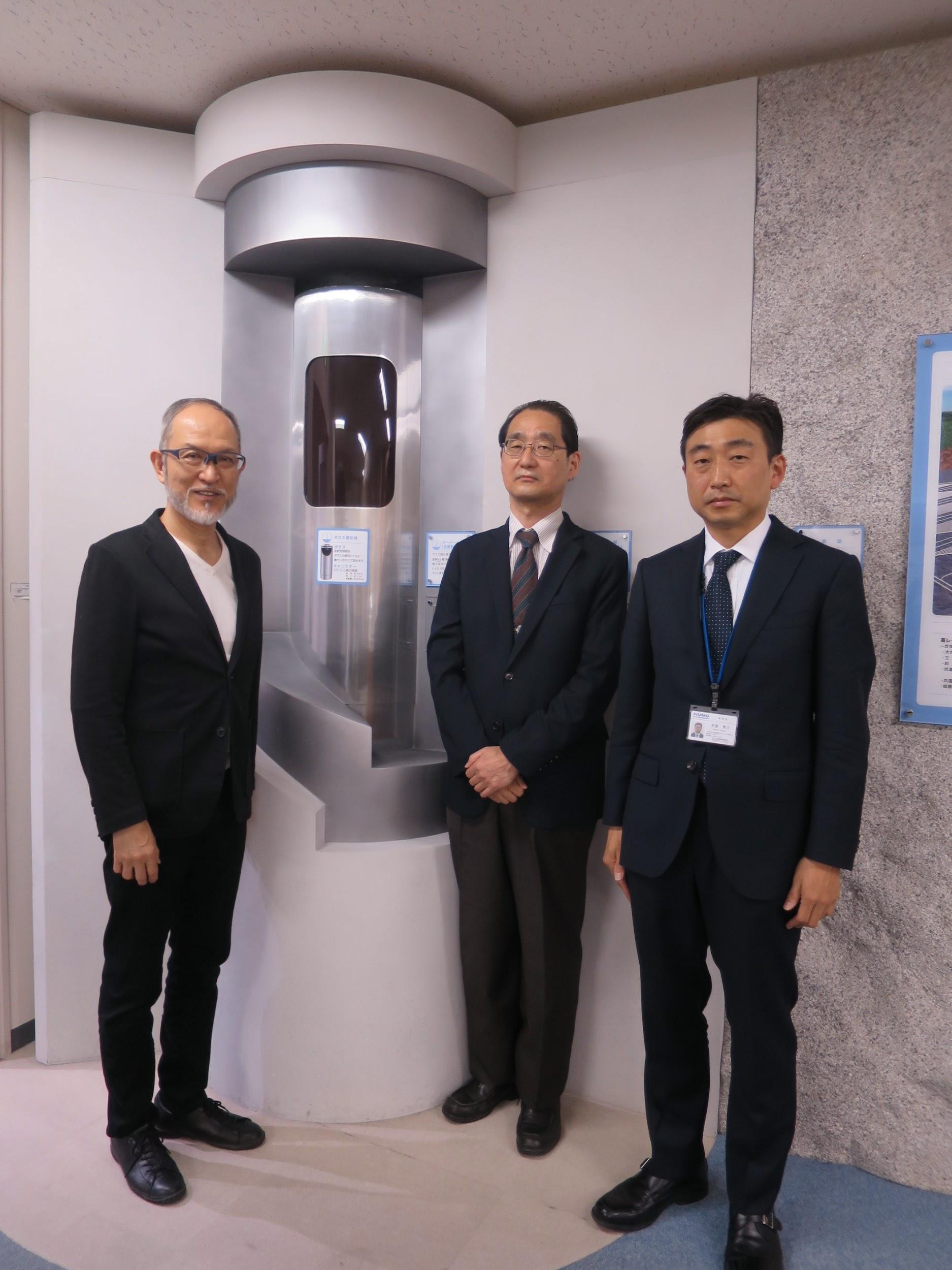 写真）右から、原子力発電環境整備機構広報部本堂貴士氏、技術部兵藤英明氏、筆者。