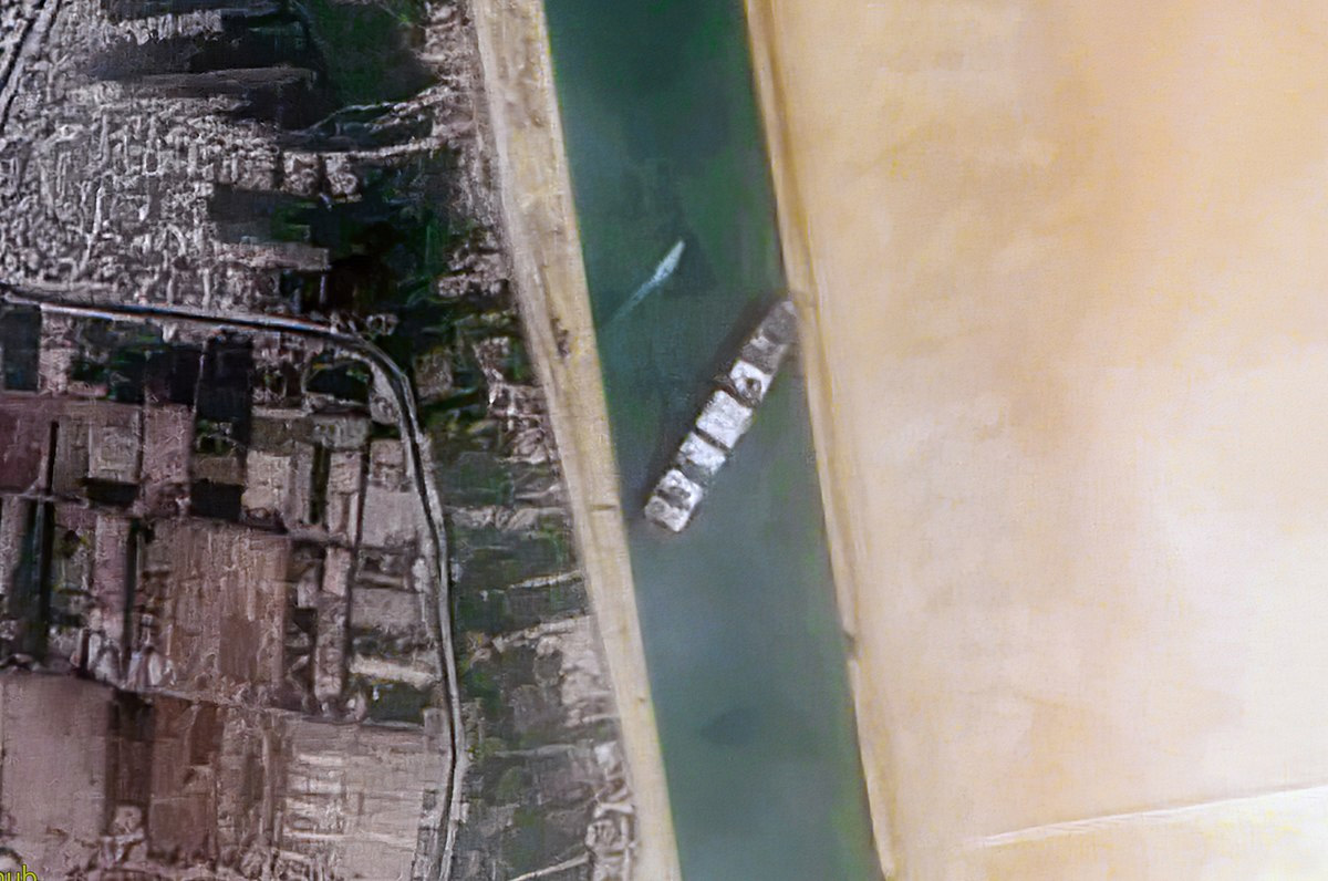写真）スエズ運河で座礁した世界最大級のコンテナ船