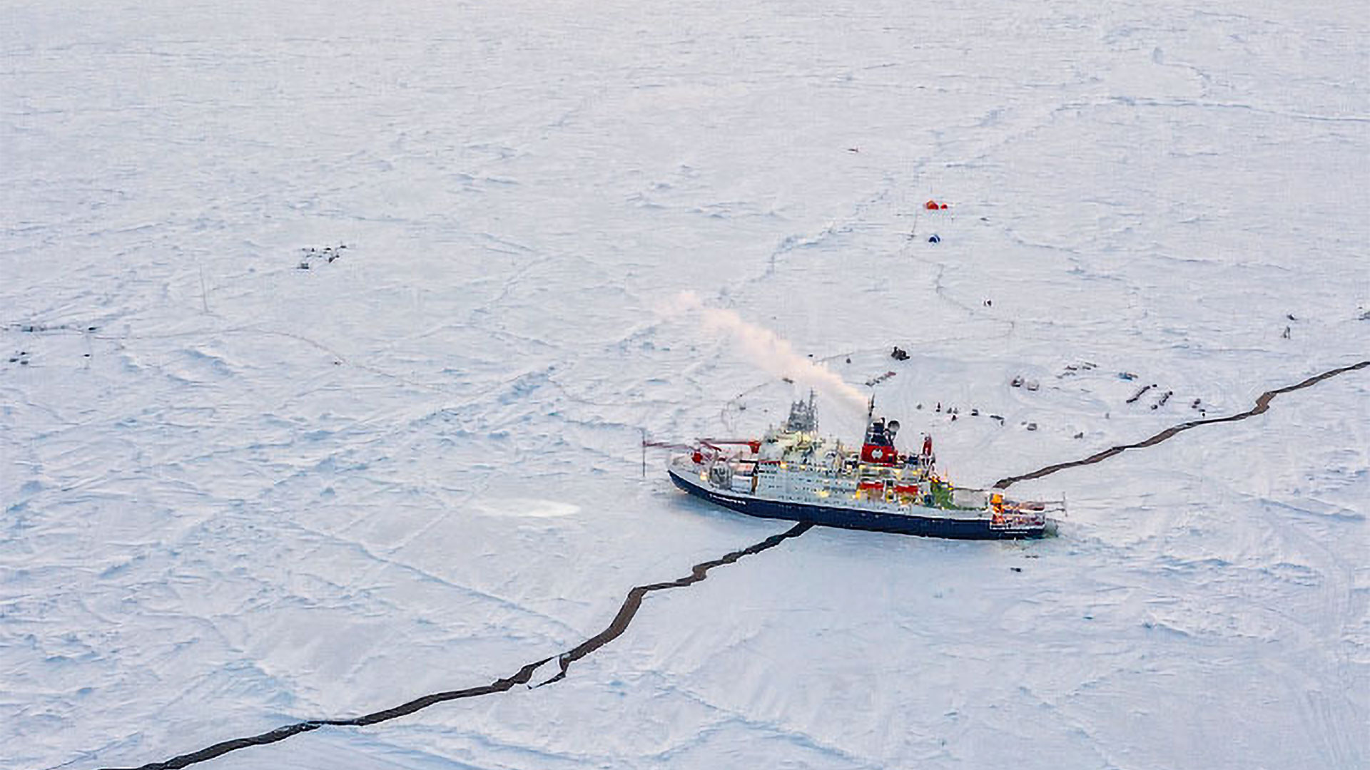 写真）北極近くを航行するドイツの研究砕氷船　2020年3月