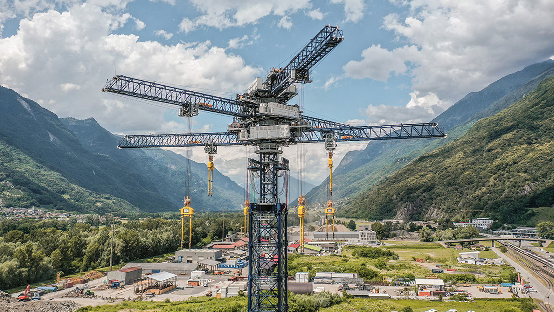 写真）Energy Vault社の重力蓄電実証機　Castione, Switzerland