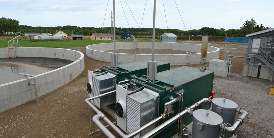 写真）「JAおとふけバイオガスプラント」消化液貯留槽と発電機