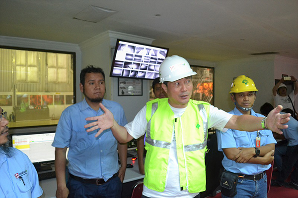 写真6：ペラワン工場の監視室でツアー参加者に説明するタン会長
