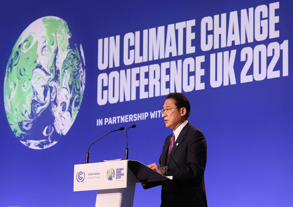 写真）COP26世界リーダーズサミットに登壇する岸田首相　2021年11月2日
