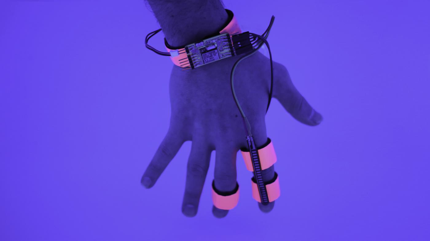 写真）TDIで利用される手や指に装着するウェアラブルデバイス