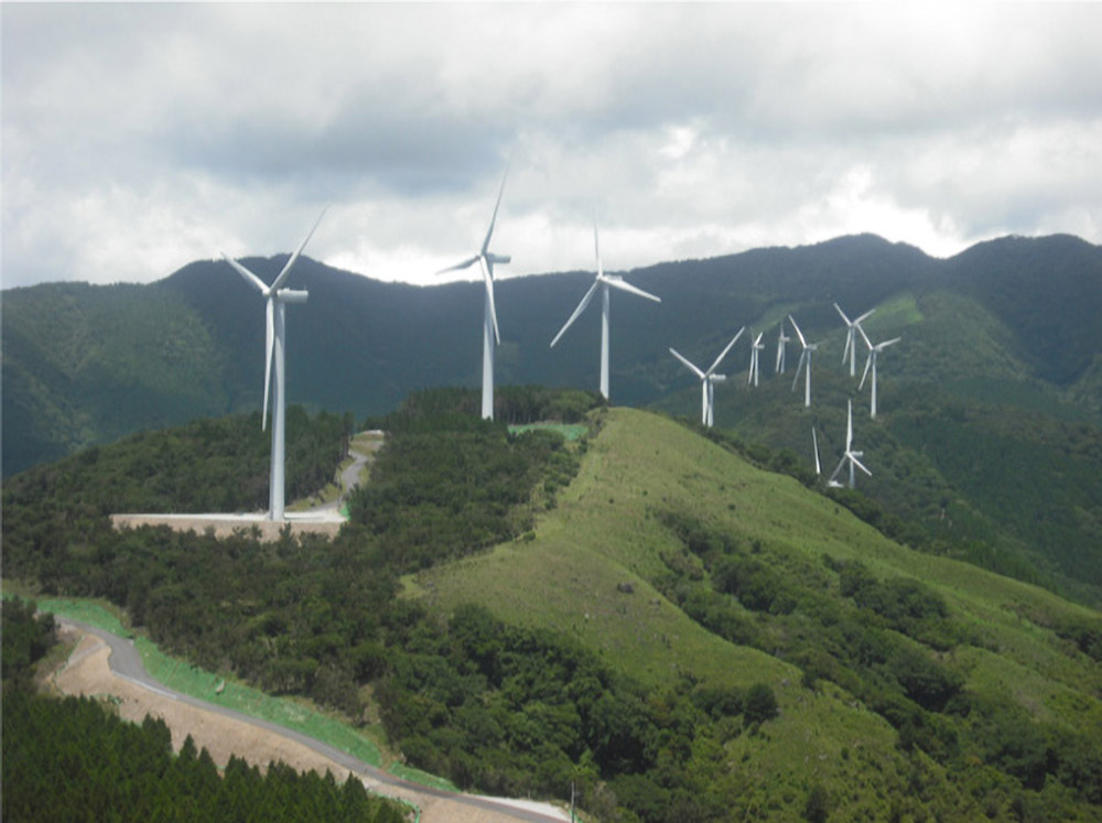 写真）CAESを利用した発電量の変動緩和の実証実験が行われた東京電力東伊豆風力発電所（2015年8月に営業運転を開始）