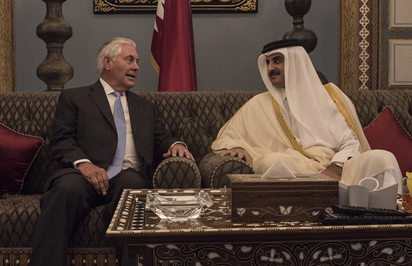 写真3：カタールのドーハにて会談する米ティラーソン国務長官（左）とタミーム首長（右）