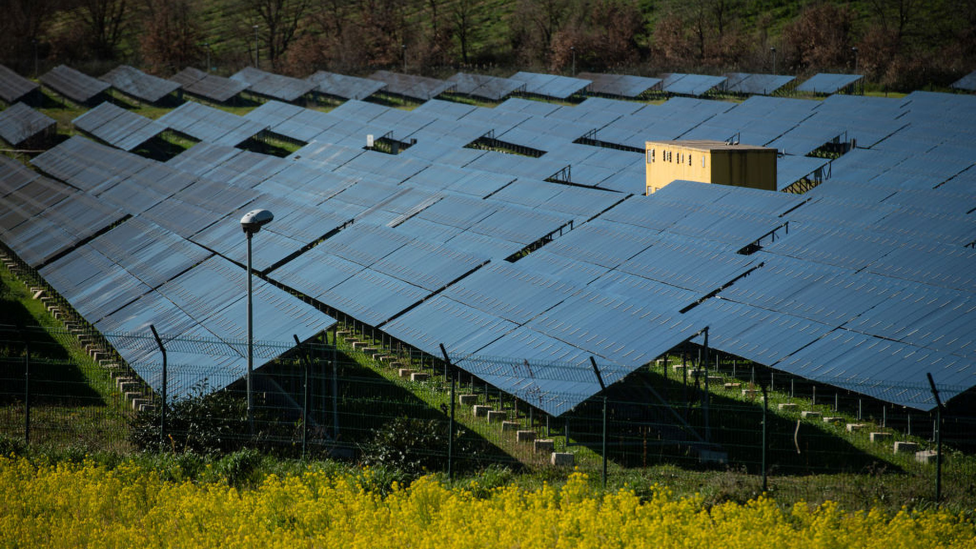 写真）イメージ（本文とは関係ありません）アルトモンテの「エネルグリーンパワー太陽光発電所」の概観。イタリア・コゼンツァ州　2022年2月18日