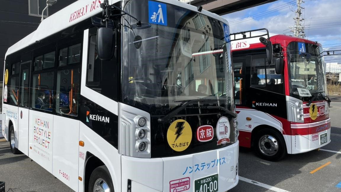 写真）京阪バスに納入された小型電気バス「J6」4台