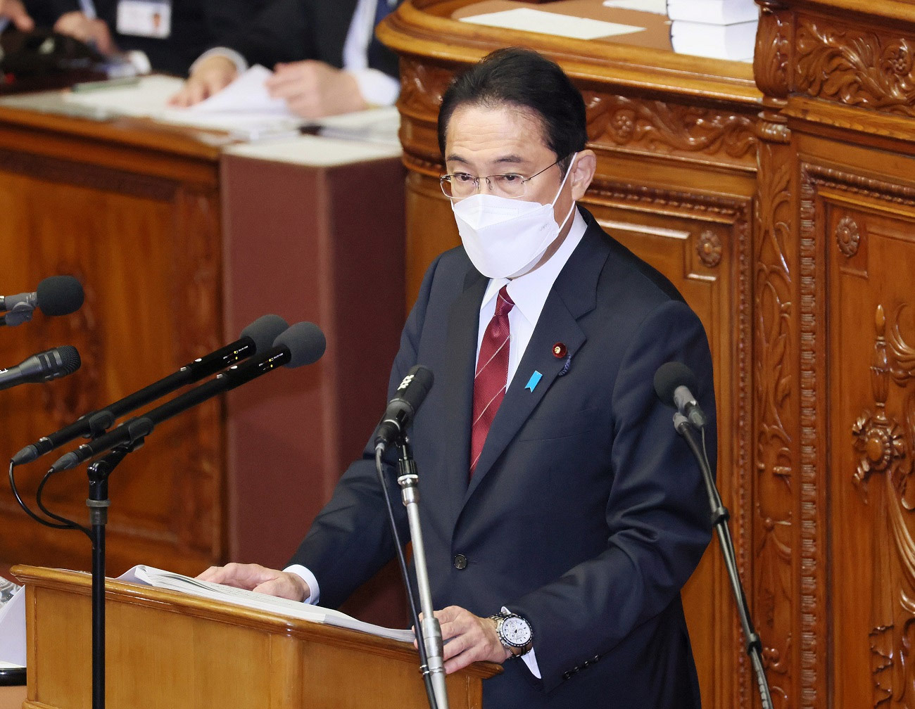 写真）所信表明演説をおこなう岸田首相　2021年12月6日