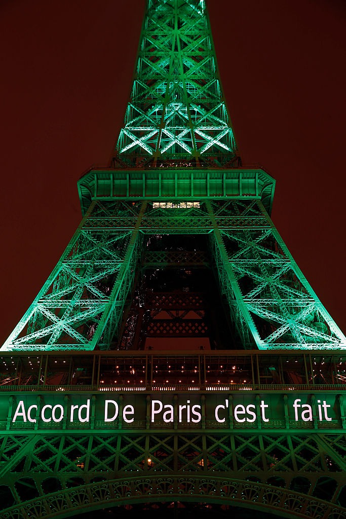 写真）パリCOP21気候変動協定でパリ協定が発効したことを祝し、緑色にライティングされ、「パリ協定が完了しました」とのサインが点灯されたエッフェル塔　2016年11月4日　フランス・パリ