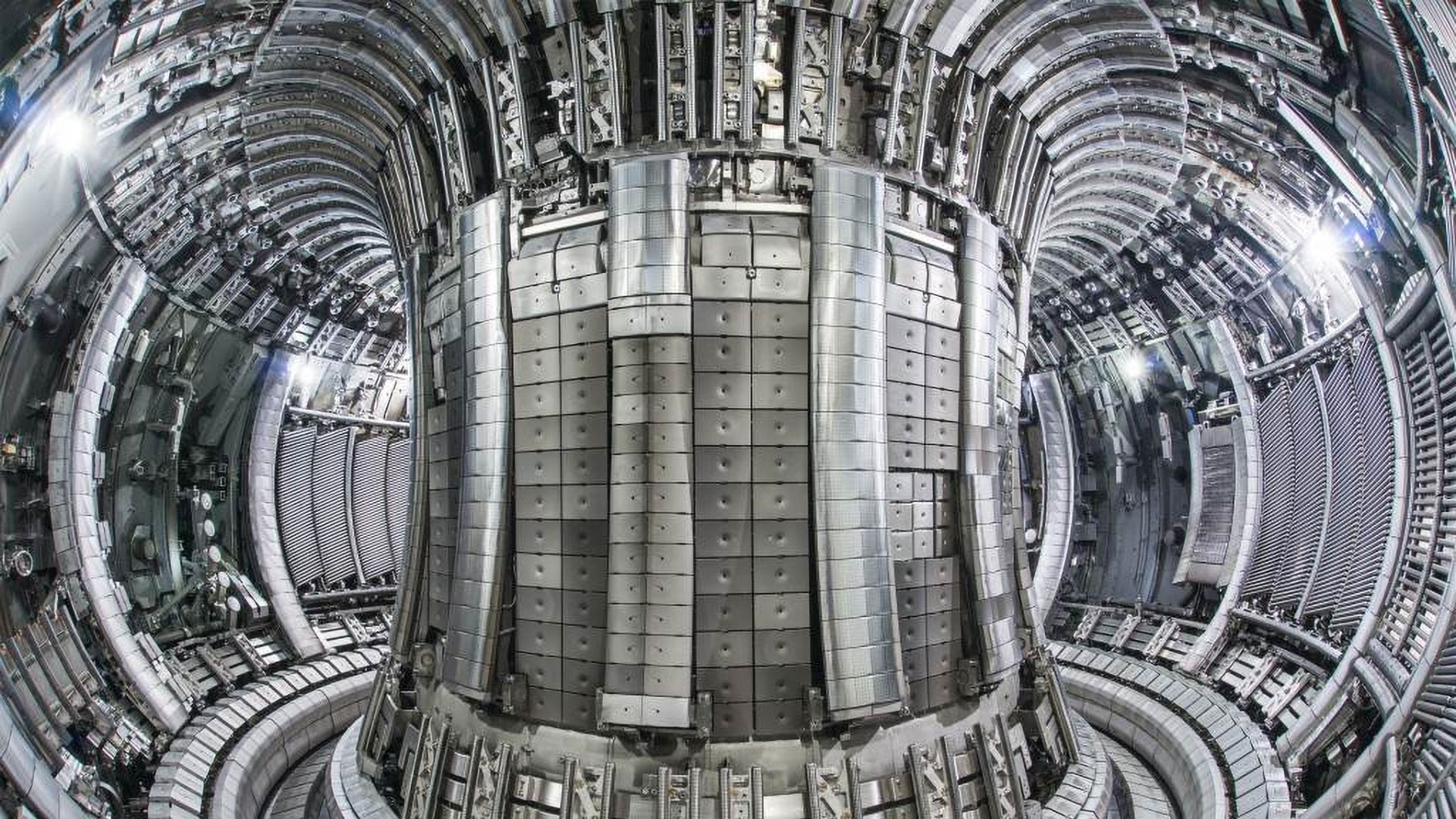 写真）JET（欧州トーラス共同研究施設）にある世界最大のトカマク型核融合実験炉