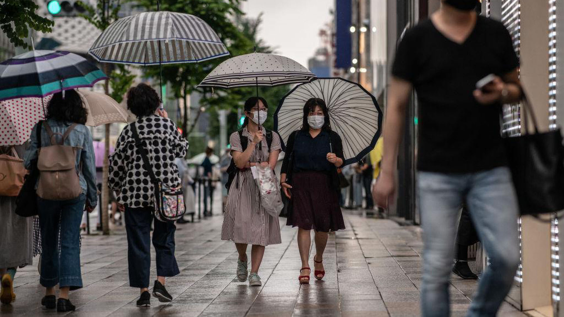 写真）傘をさして歩く人々　2020年6月30日　東京